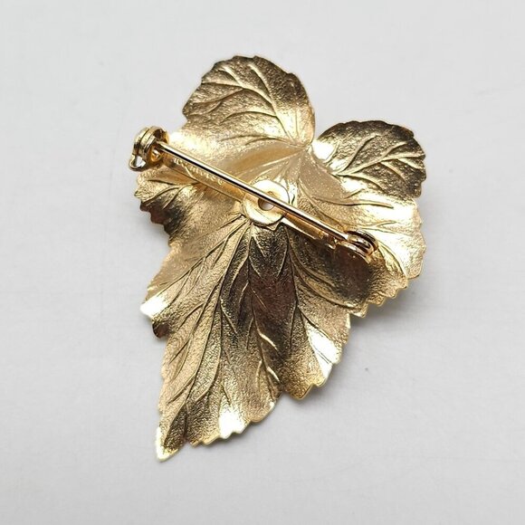 Sarah Coventry Gold Tone Leaf Brooches With Faux Pearl Accent - Picture 3 of 8
